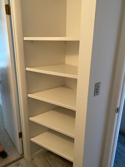 Building Photo - 160 N Lakeview Dr