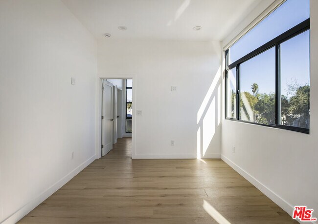 Building Photo - 2651 Vineyard Ave