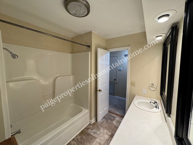 Building Photo - Village Green Home