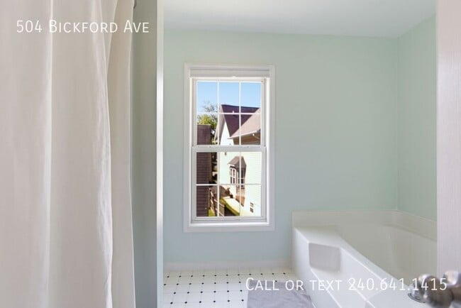 Building Photo - 504 Bickford Ave