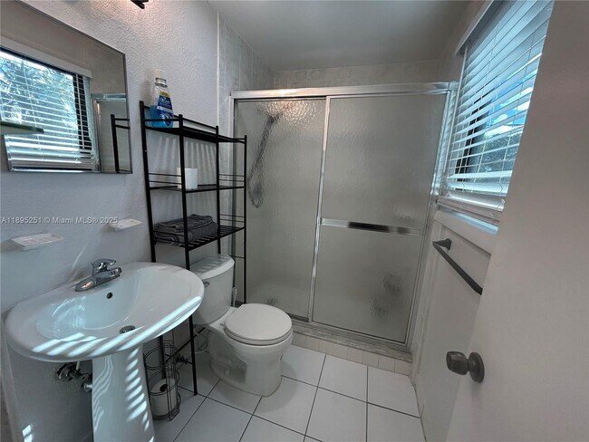 Building Photo - 1534 Monroe St