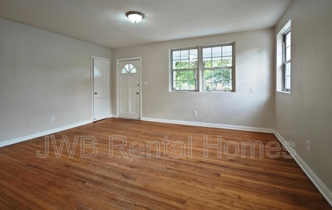 Building Photo - 5517 Lakewood Cir E