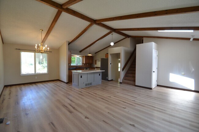 Building Photo - 4 Bedroom with AC and a fireplace on the W...