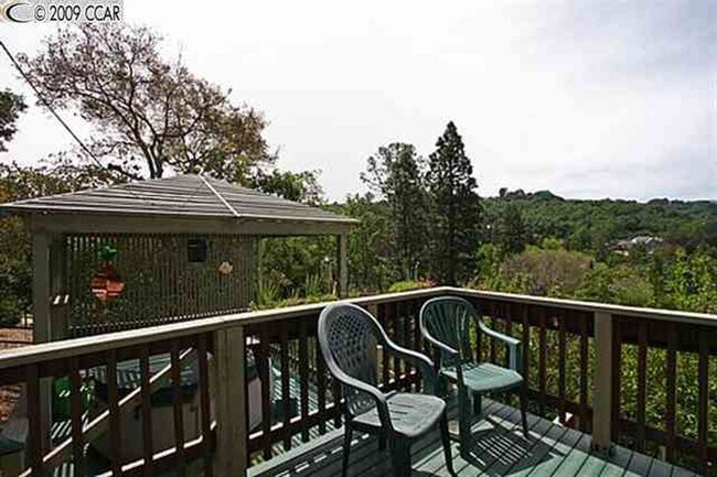 Building Photo - Incredible Home in the Hills