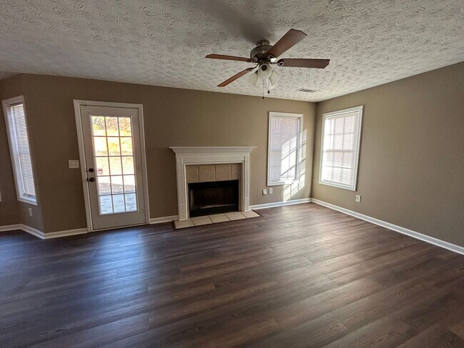 Building Photo - 1536 Ravens Run - Recently Renovated! Bran...
