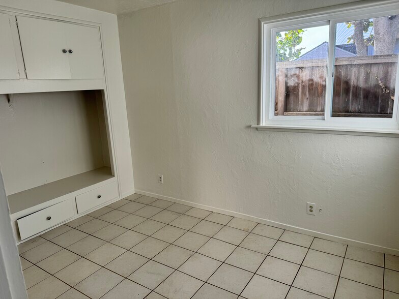 Window & Closet area in bedroom - 59 Chorro St