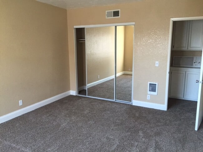 Building Photo - Two bedroom Townhouse Spring valley.