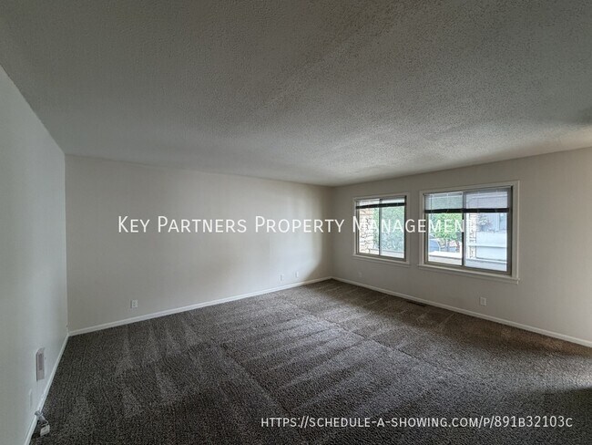 Building Photo - 8833 Glenwood St