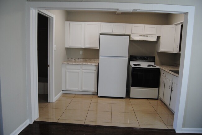 Building Photo - La Marque 6 Unit