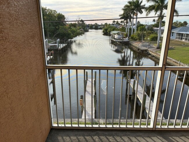 Building Photo - spacious townhouse.2 Bedrooms with 2-1/2 bathrooms