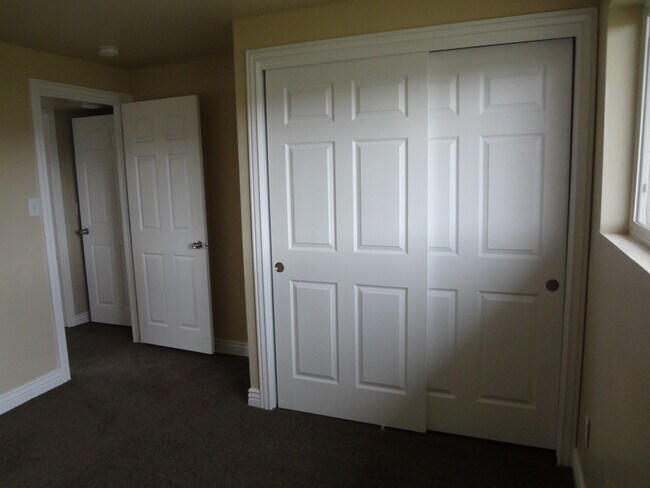 Building Photo - Beautiful Home with Nice Fenced Yard - 1 C...