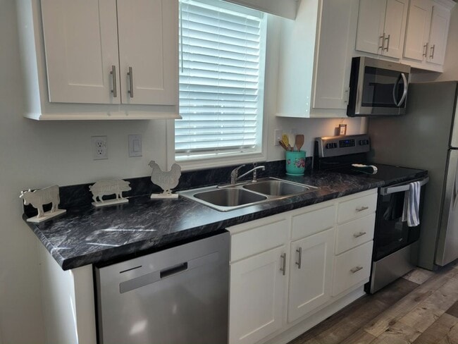 Building Photo - 5552 Annette St