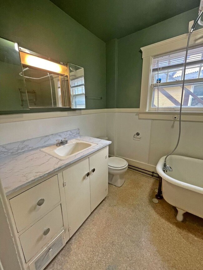 Building Photo - 914 Vaughn St