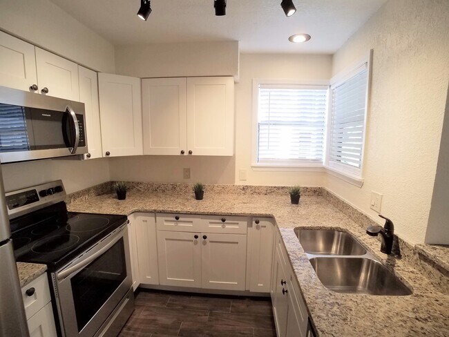 Building Photo - FOR RENT! Fabulous Full Remodeled 1/1 Wint...