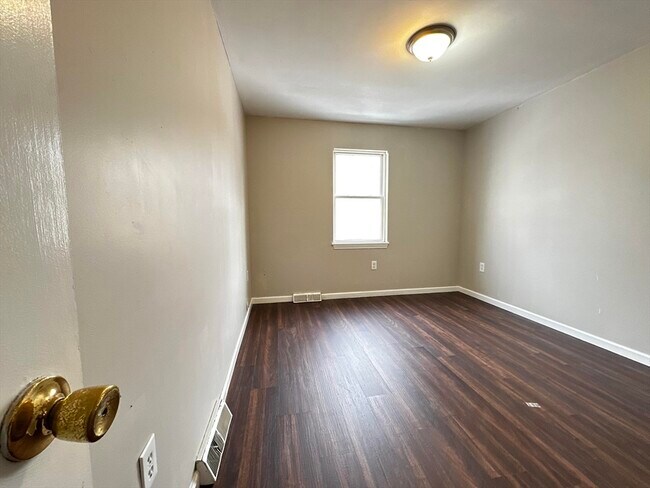 Building Photo - 6 Maple St