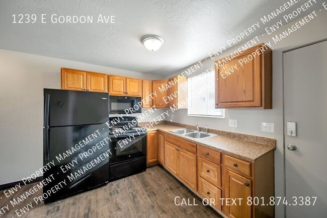 Building Photo - Cozy 2 Bed, 1 Bath Pet-Friendly Home with ...