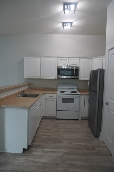 Building Photo - 2025 Elvin Dr