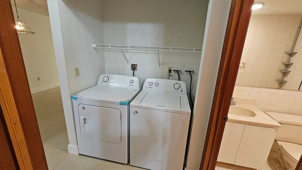 Building Photo - 5431 SW 143rd Ave