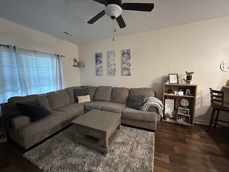 Living room - 408 Justice Farm Dr