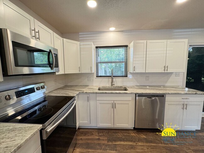 Building Photo - Fully renovated 3 Bedroom Home in Fort Wal...