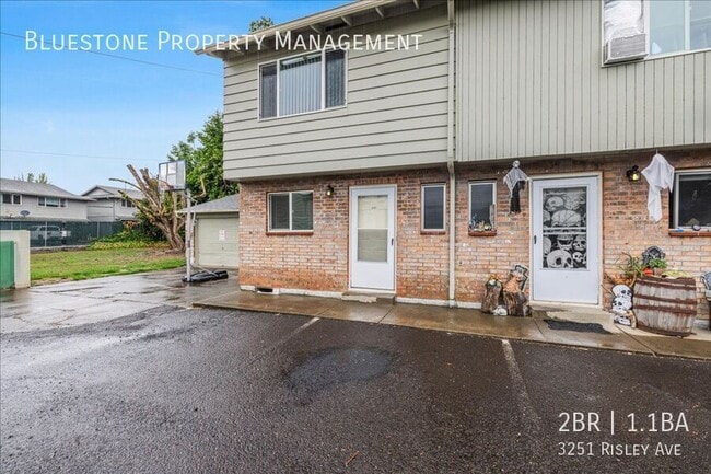 Building Photo - 3251 SE Risley Ave