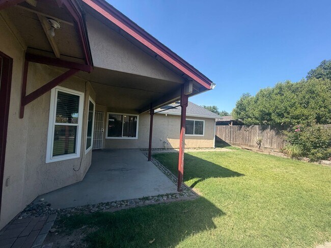 Building Photo - Single story near freeway access and major shopping!