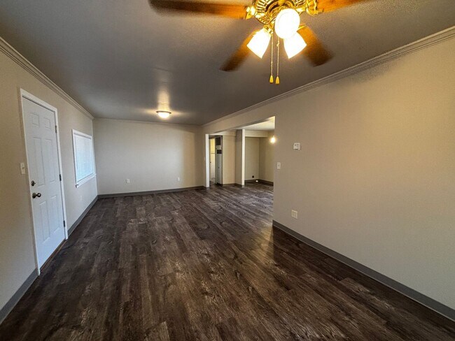 Building Photo - Remodeled 3 bed/ 2 bath with a sperate bon...
