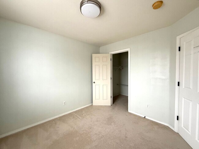 Building Photo - Bright Sammamish Home with Fully Fenced Yard