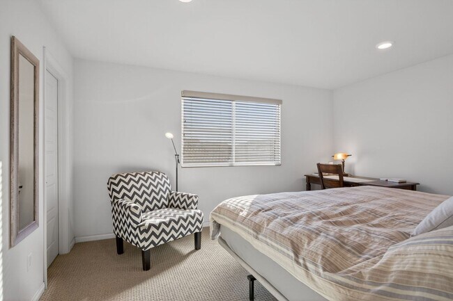 Building Photo - 3-Bed + 3.5-Bath Townhouse | Springville | Camarillo | Unfurnished