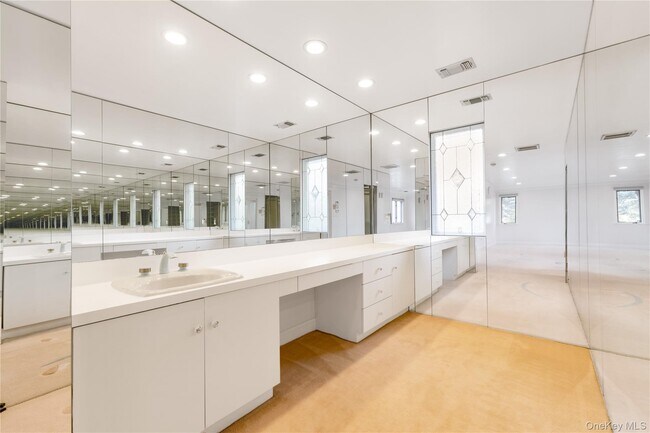 Building Photo - 12 Bolton Dr