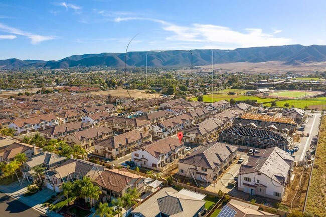 Building Photo - Stylish 2 Bed + 2.5 Bath Townhome in Murrieta