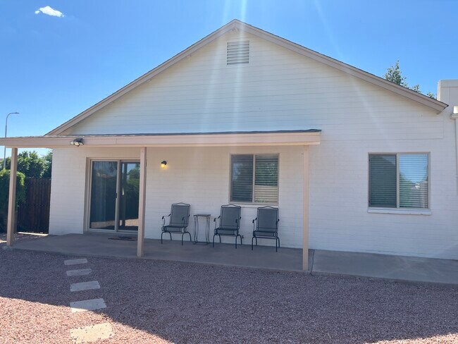 Building Photo - 1200 W Boxelder Cir