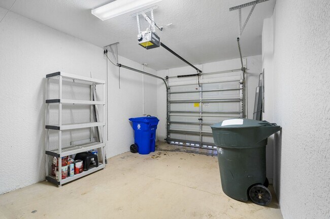 Building Photo - Charming 2-bedroom, 2.5-bathroom townhome ...