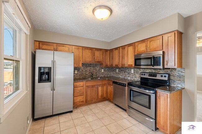 Building Photo - AVAILABLE NOW!