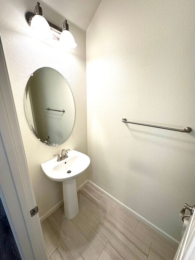 Building Photo - Natomas 3 Bedroom Home with a loft for rent!