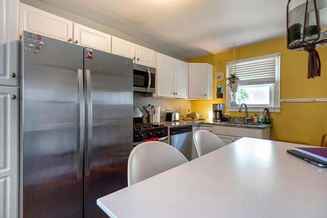 Building Photo - 1607 Elmwood Ave