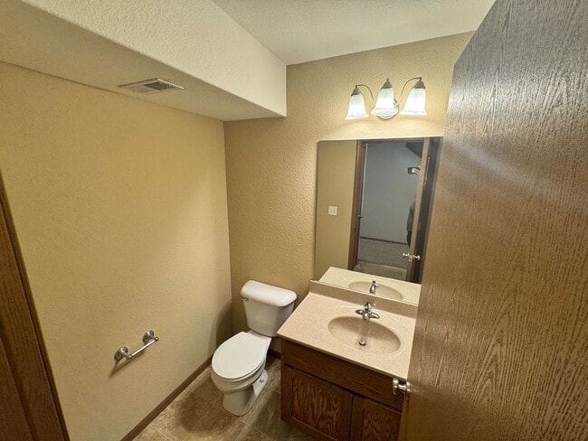 Building Photo - Welcome to Comfortable Living – Spacious, Pet-Friendly Home with Great Amenities