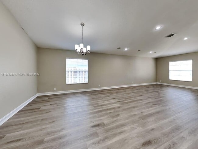 Building Photo - 211 NE 24th Ave