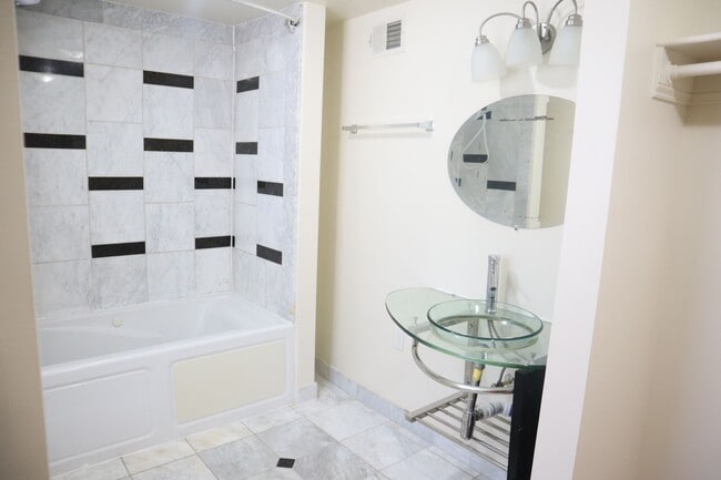 Building Photo - (Townhouse for Rent ) Simply Beautiful