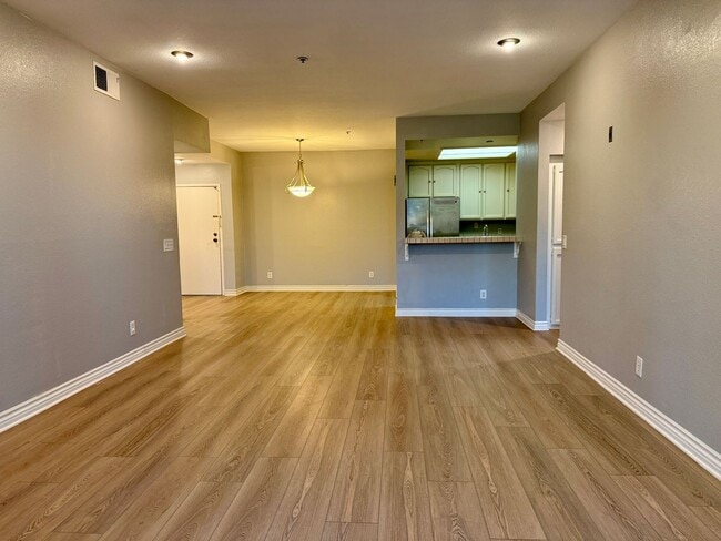 Building Photo - HUGE 2BD/2BA Bankers Hill Condo! ASSIGNED GARAGE PARKING! POOL!