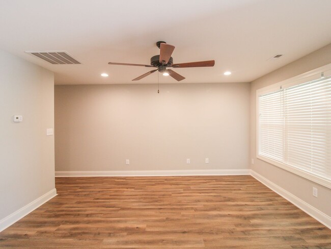 Building Photo - MOVE IN Special - 1st Month Rent FREE - Ca...