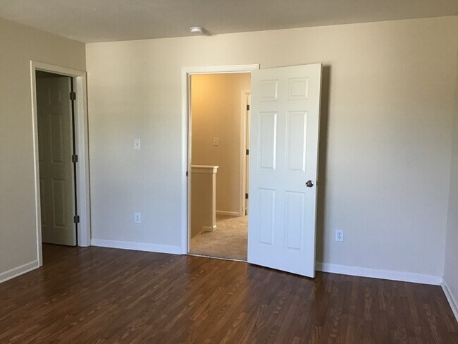 Building Photo - 4 bed 2.5 in Greenwood with HUGE fenced in...