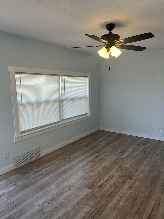 Building Photo - 2336 N Estelle Ave