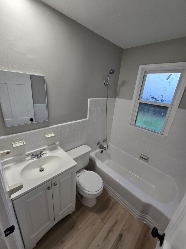 Building Photo - Cozy & Convenient 3-Bedroom Home in St. Lo...