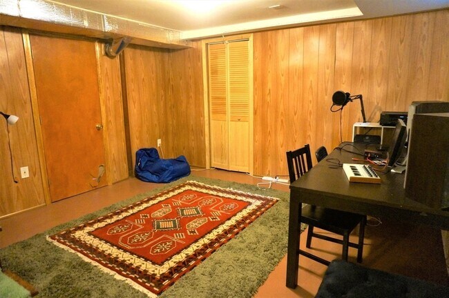 Building Photo - 18 Pequot Rd