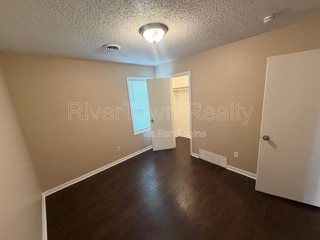 Building Photo - 5303 Sunray Dr