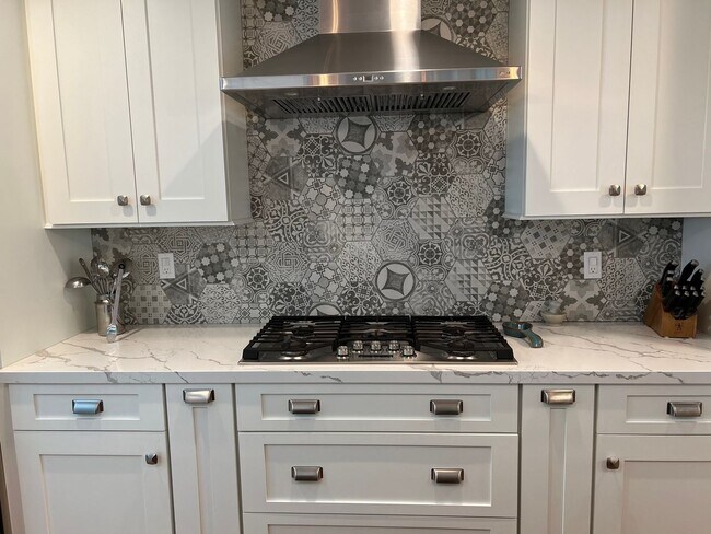 Building Photo - Gorgeous Lakeridge Shores Home Available Now