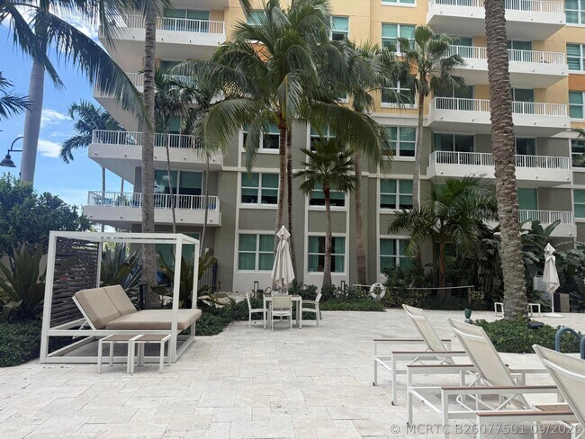 Building Photo - 700 E Boynton Beach Blvd