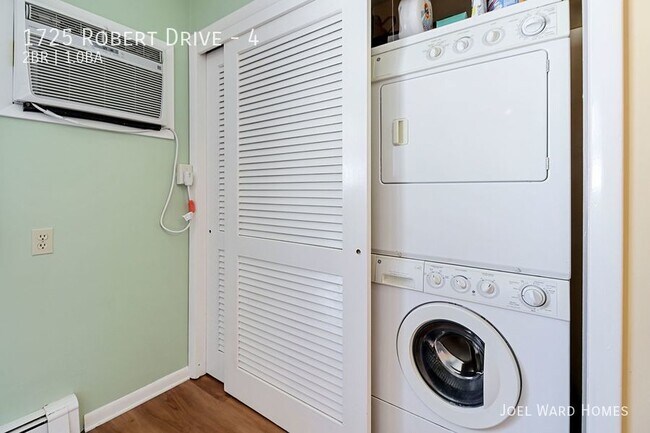Building Photo - Two Bedroom Apt with Pool and Garage