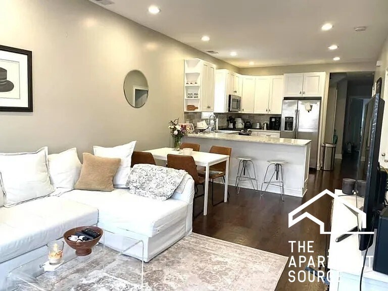 Building Photo - 2732 N Wilton Ave